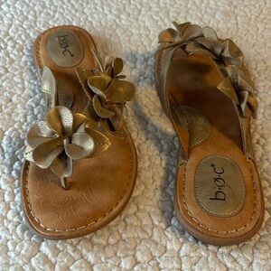 NWOT size 8 b.o.c sandal- gold/champagne floral design with tan embossed base.